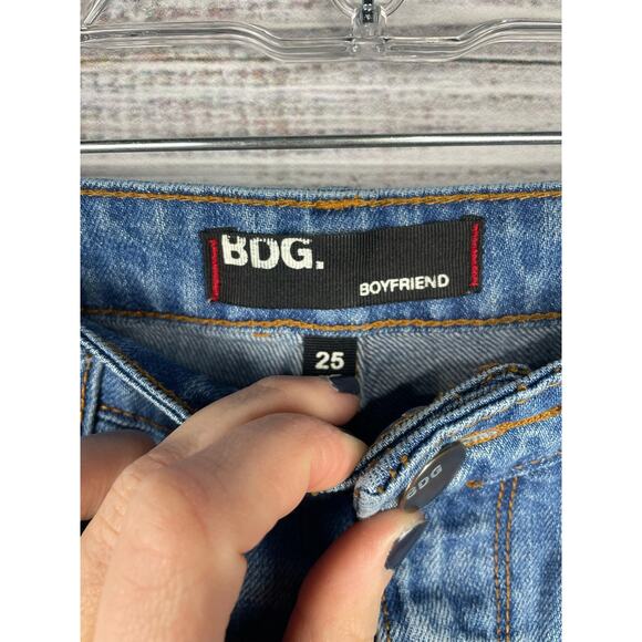 BDG Boyfriend Denim Shorts Light Wash size 25 Cuffed Raw Hem 3.5” Relaxed Cotton - Picture 2 of 6